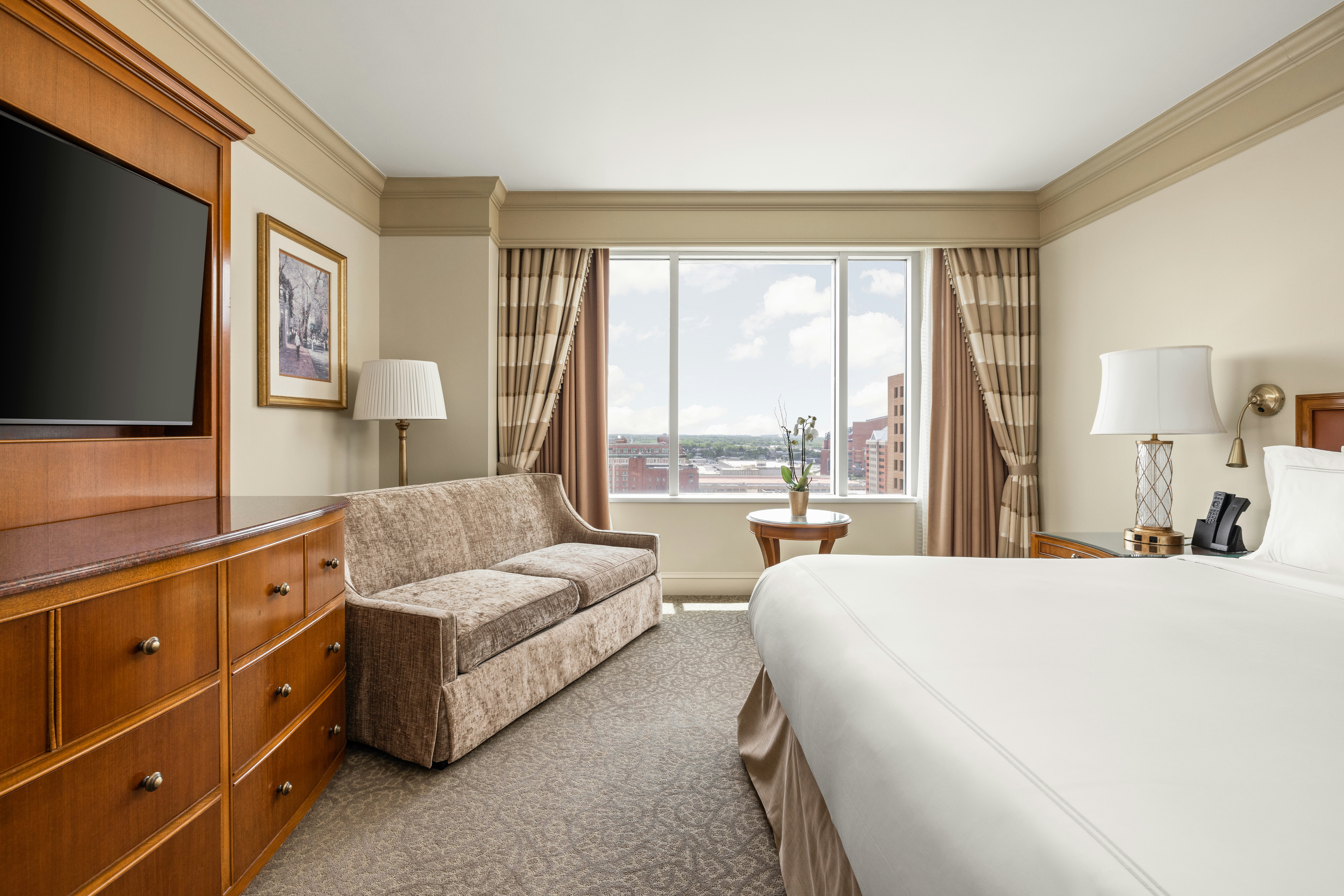 1 BEDROOM, SUITE, KING BED, CORNER