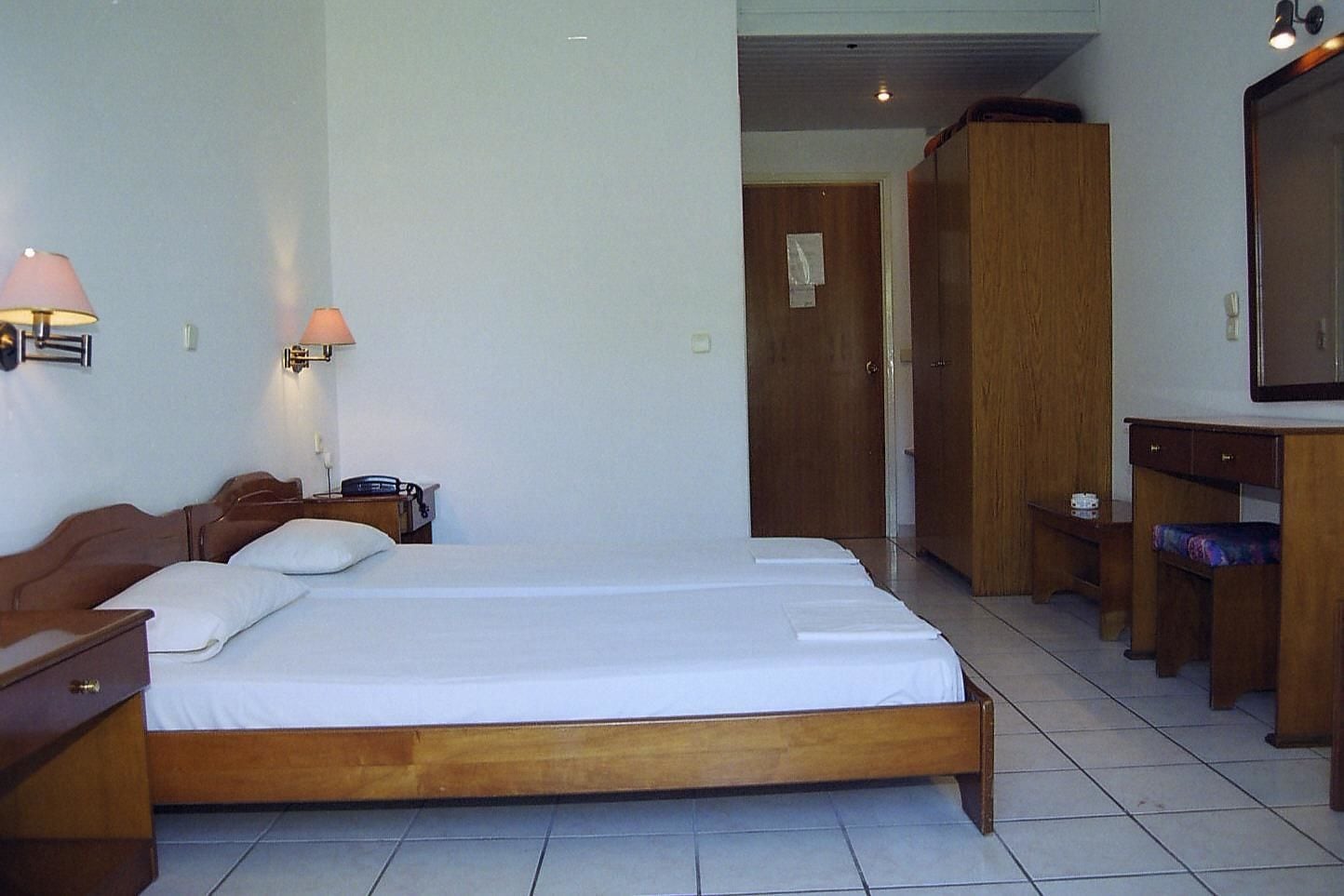 ROOM, DOUBLE BED