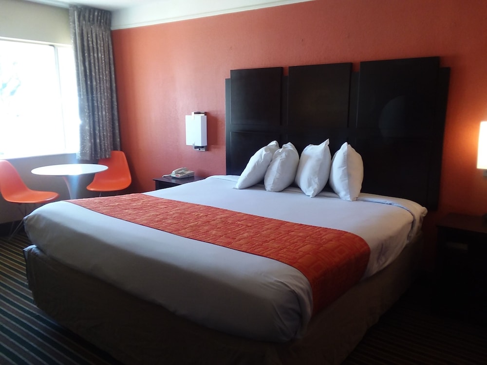 Howard Johnson by Wyndham Historic Lake Charles 15/44