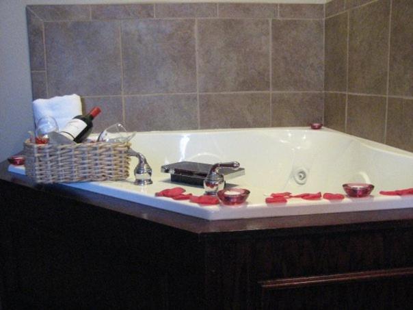 جناح سوبيريور بسرير كينج بغرفة نوم واحدة، Baymont Inn & Suites By Wyndham Sturgis 6/7