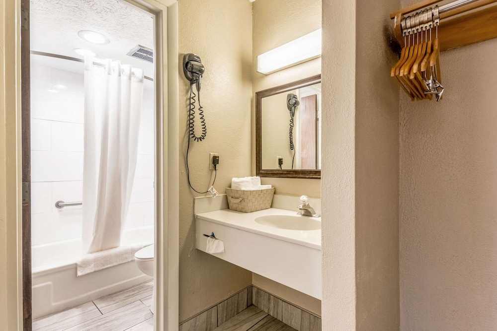 Econo Lodge Berea 36/37