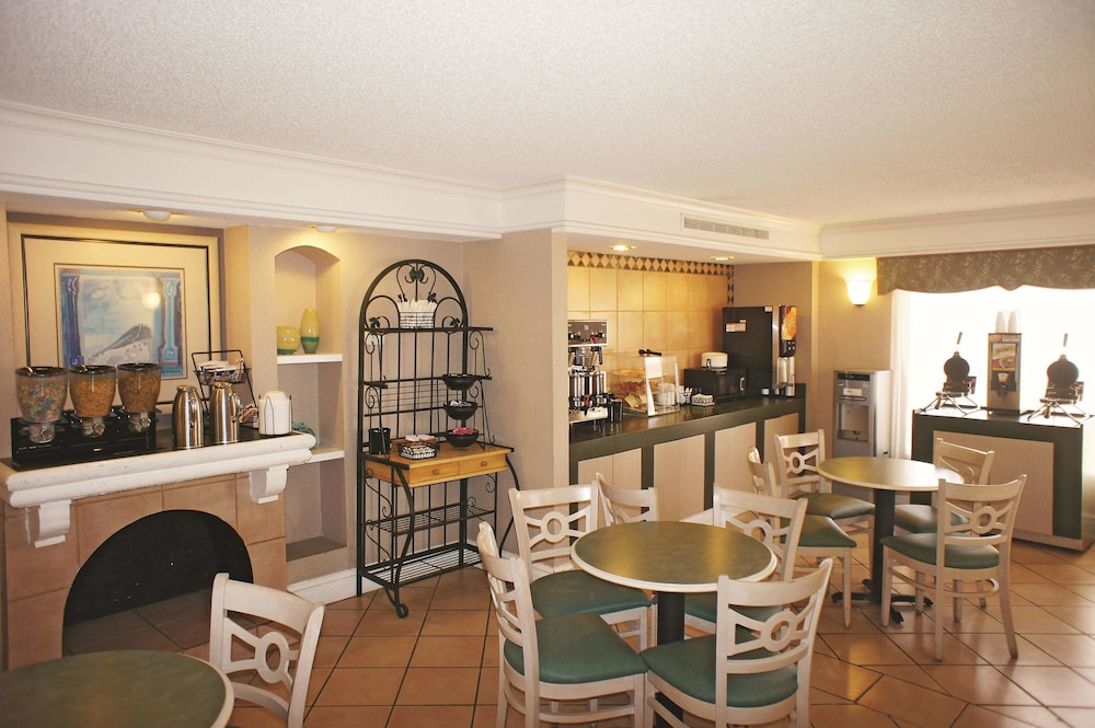 La Quinta Inn Kansas City Lenexa 32/50