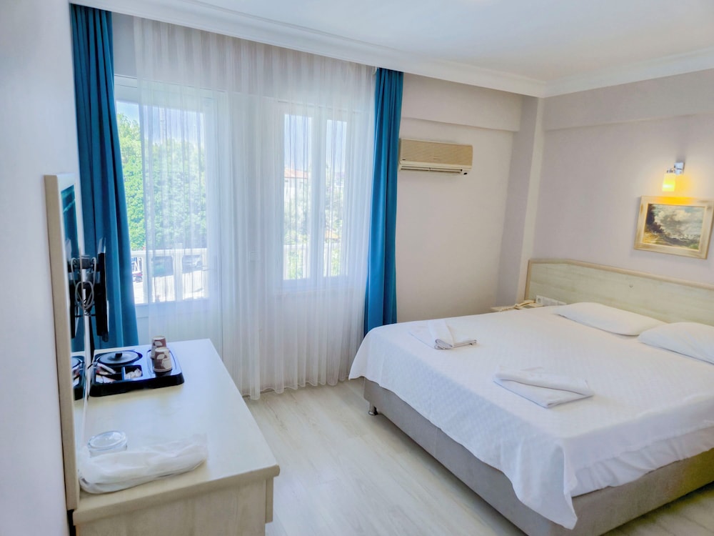 STANDARD, DOUBLE OR TWIN BED, SEA VIEW