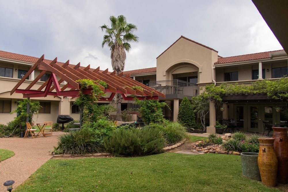 Vineyard Court Designer Suites Hotel 53/56