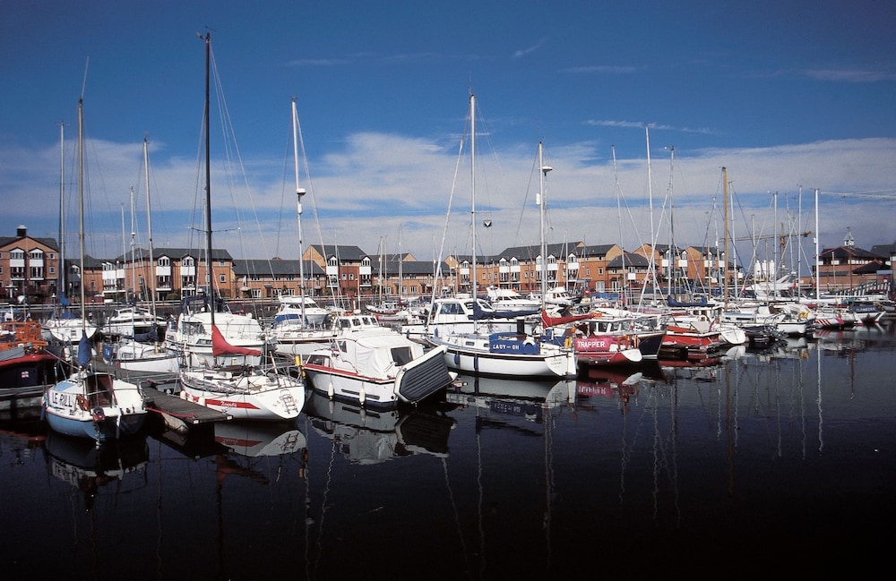HOLIDAY INN EXPRESS CARDIFF BAY 38/39