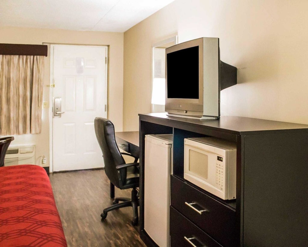 Econo Lodge Columbus West 25/29