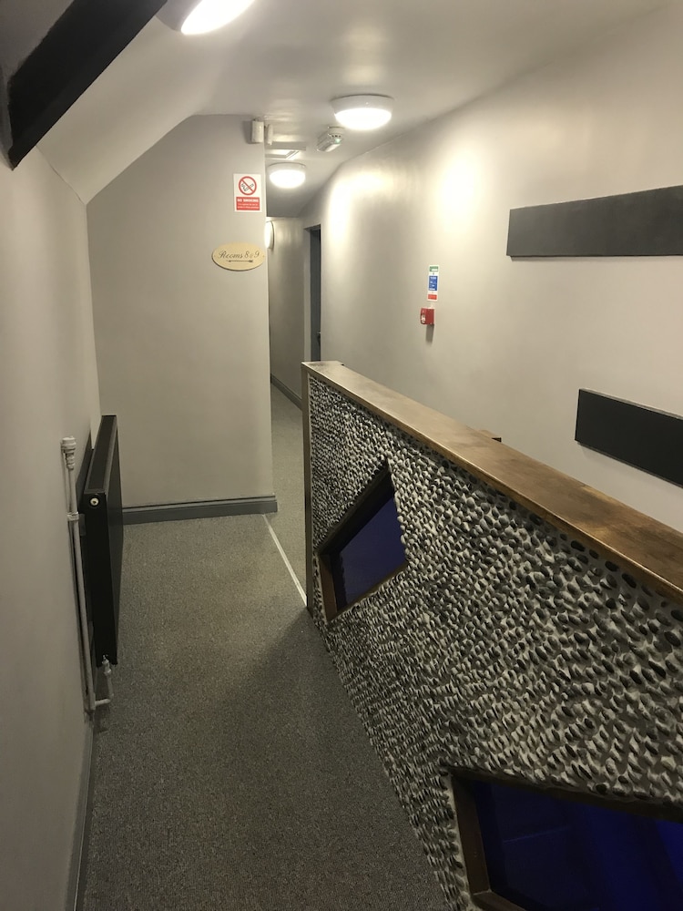 Bennetts Hotel 28/50