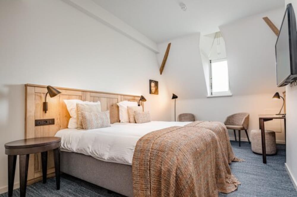 DELUXE, DOUBLE OR TWIN BED