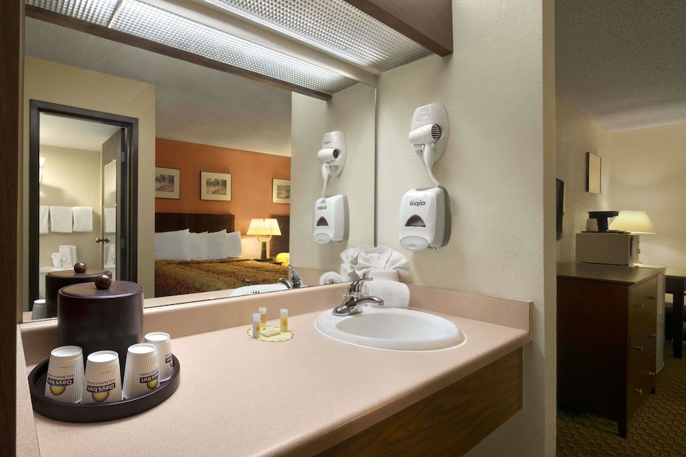 Days Inn & Suites by Wyndham Stevens Point 19/33