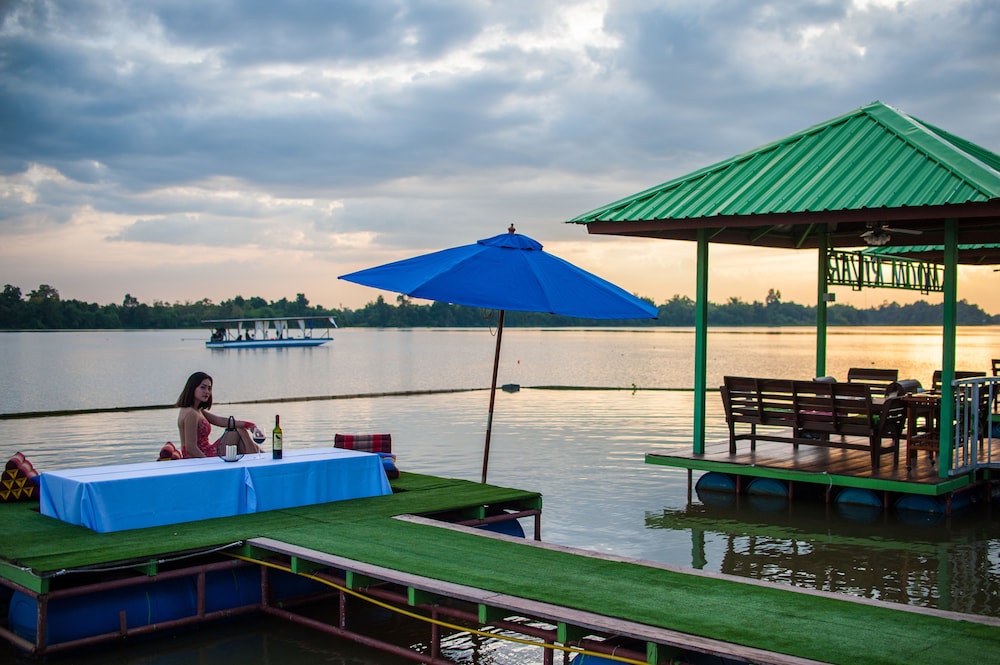 Bluemoon Riverside Resort 49/50