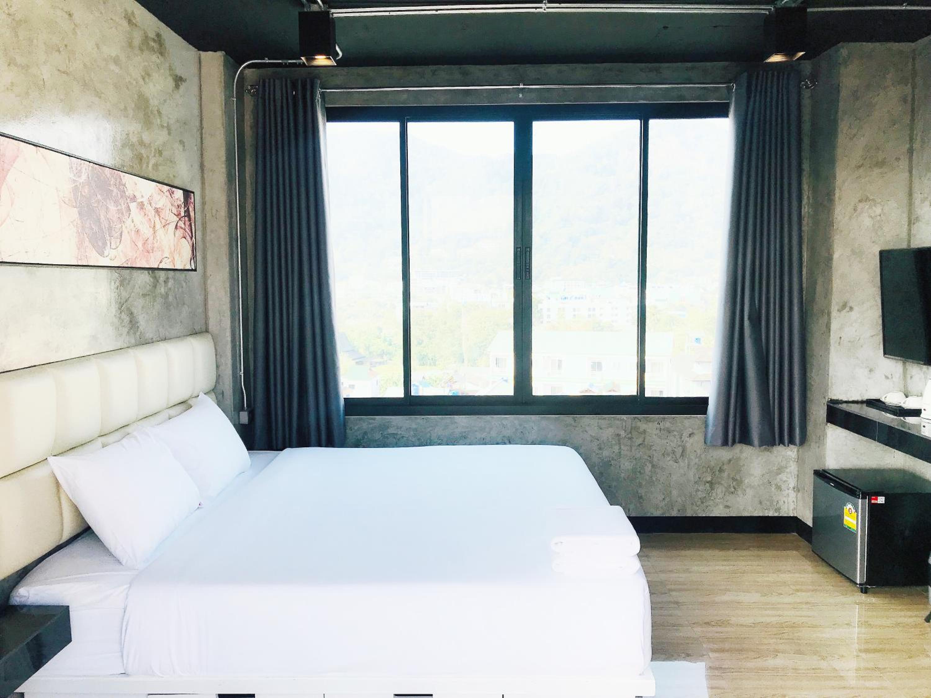 Deluxe, Double Bed, Lateral Side Sea View