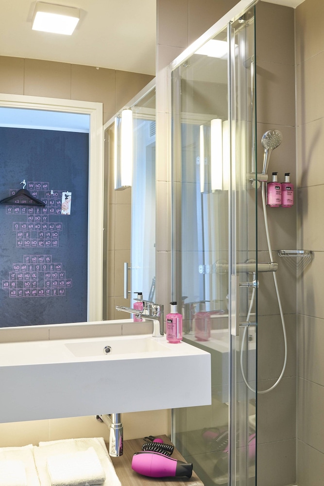 MOXY LONDON STRATFORD 6/42
