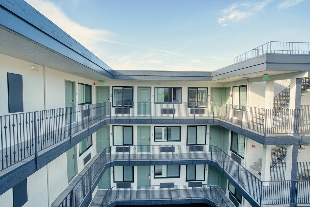 La Casa Inn 3/50