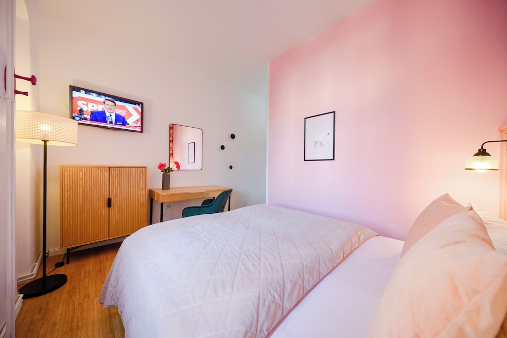 ROOM, DOUBLE BED