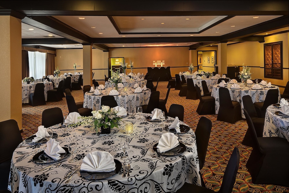 Whispering Woods Hotel & Conference Center 30/39