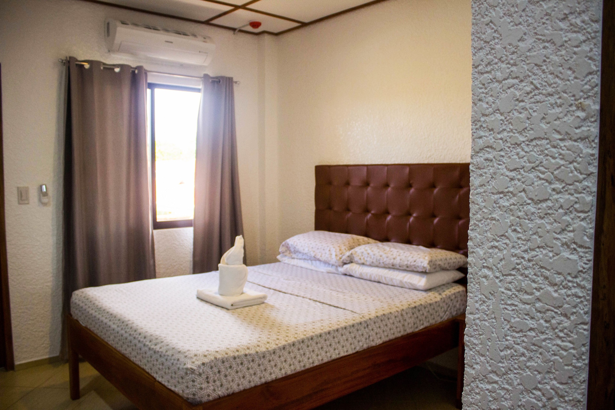 SUPERIOR, QUEEN BED