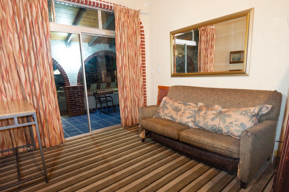 OYO Hotel Hacienda Don Luis Rosarito 7/24