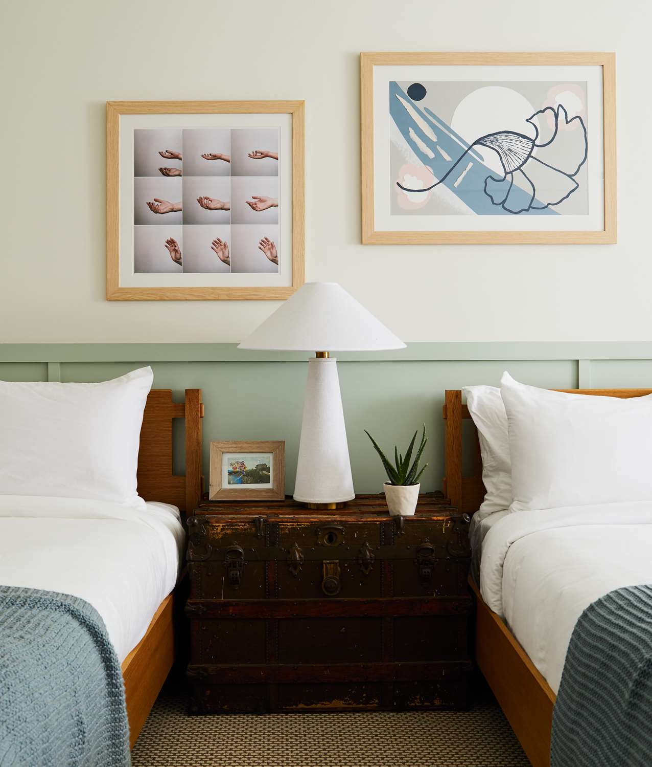 room, 2 queen beds, balcony