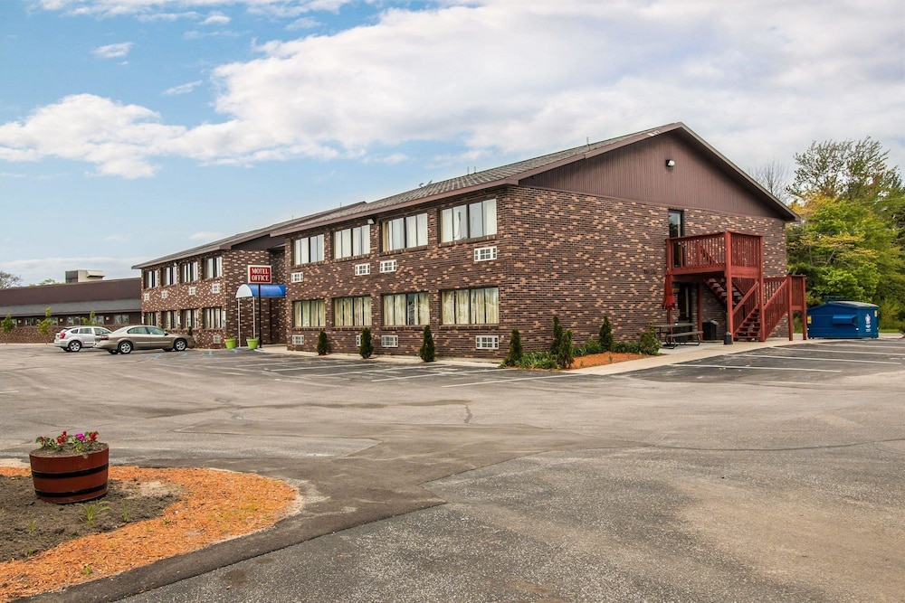 Rodeway Inn Muskegon Airport MI 2/33