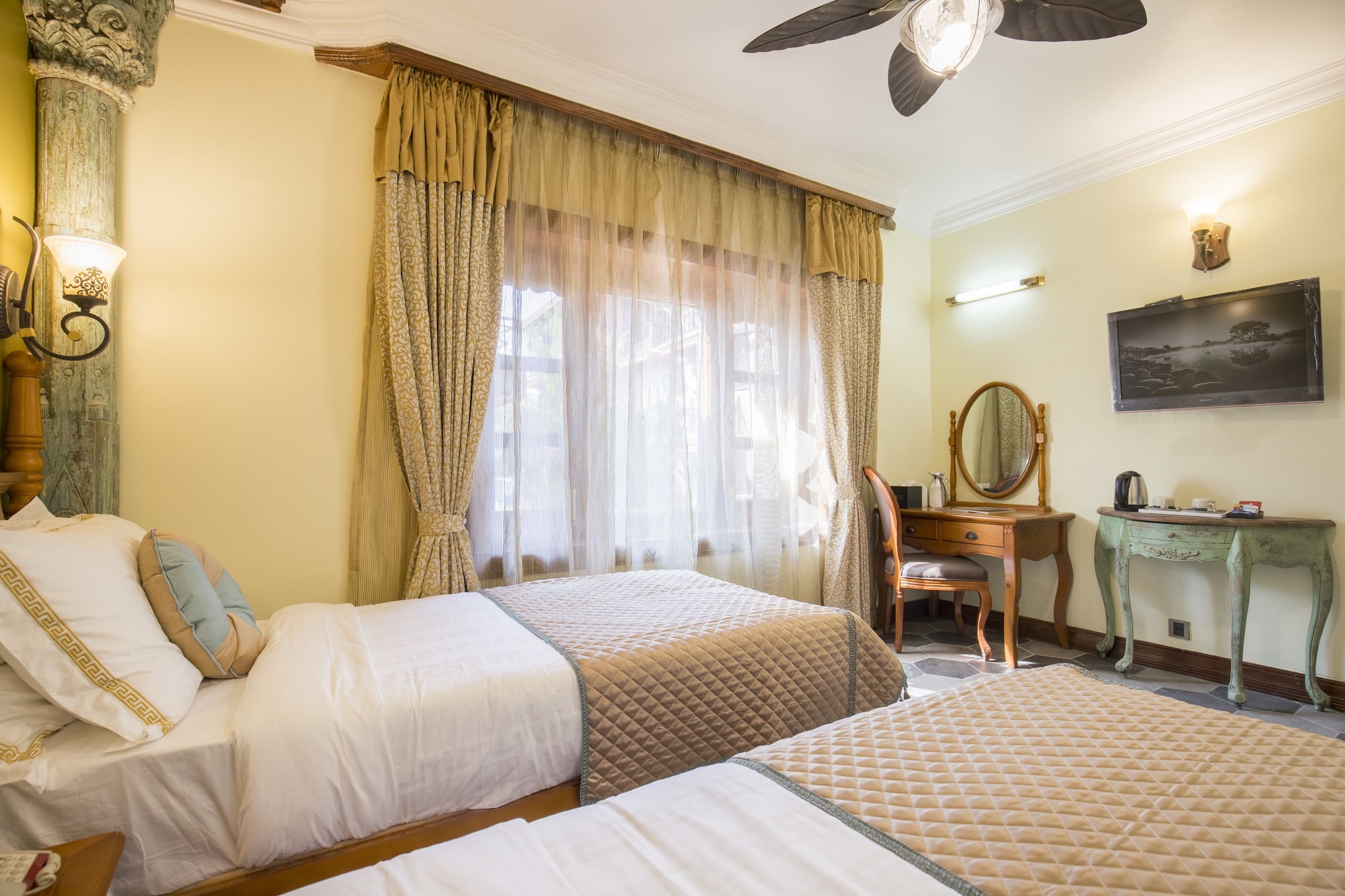 ROOM, DOUBLE BED