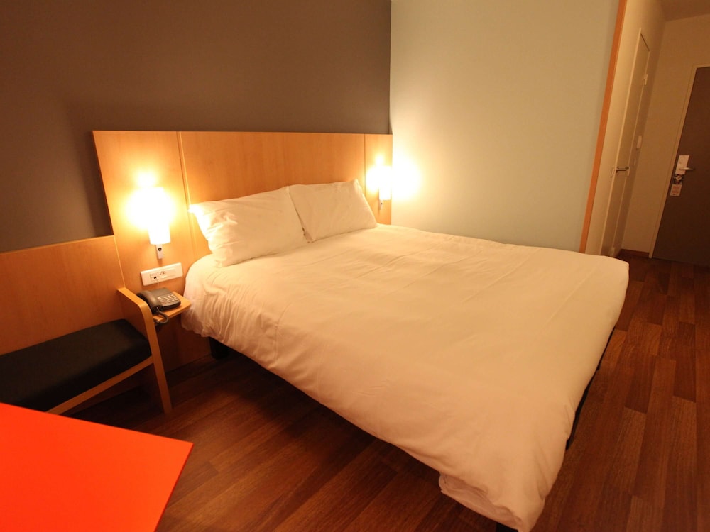 Ibis Aurillac 25/63