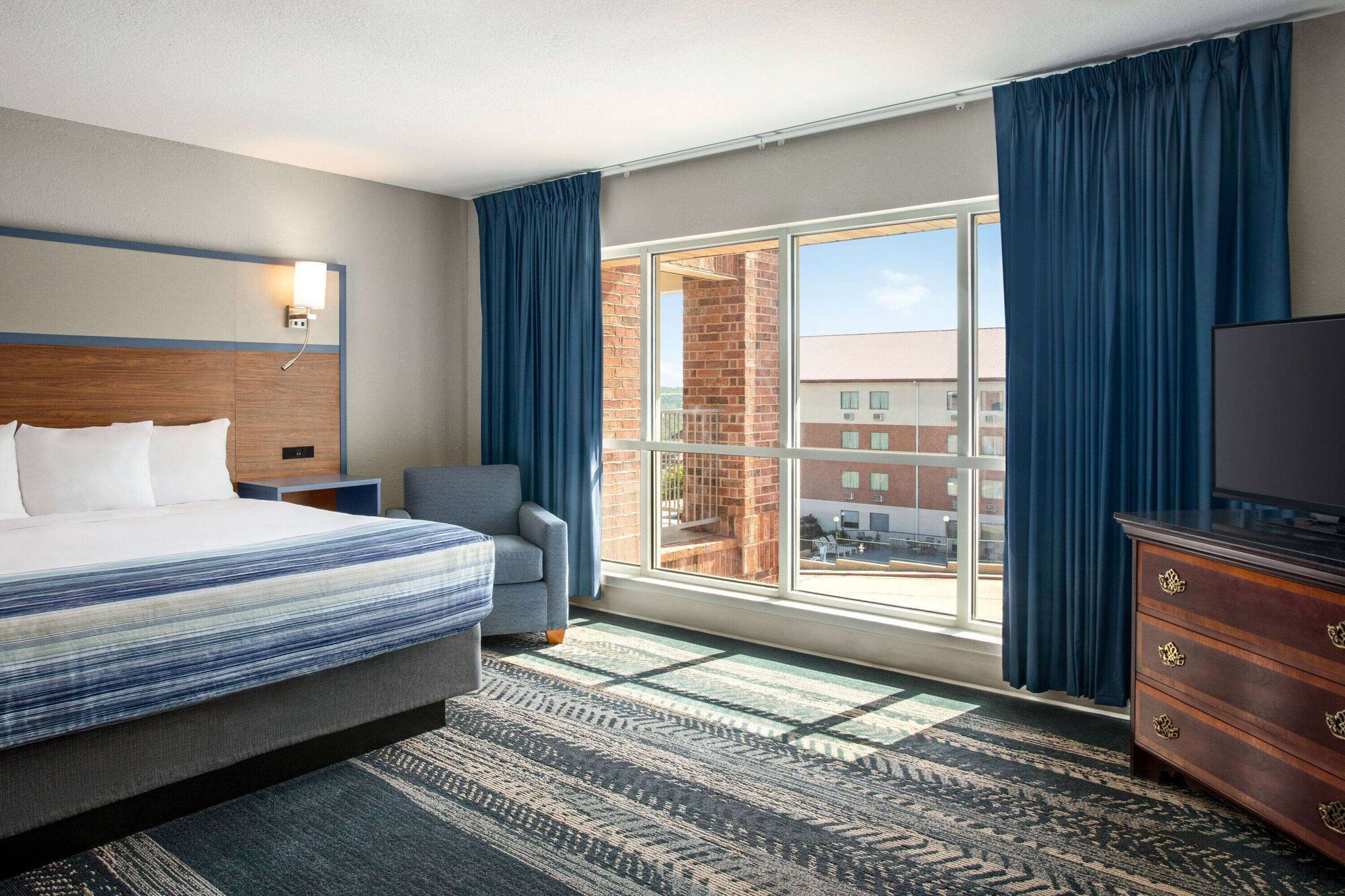 SUITE, KING BED