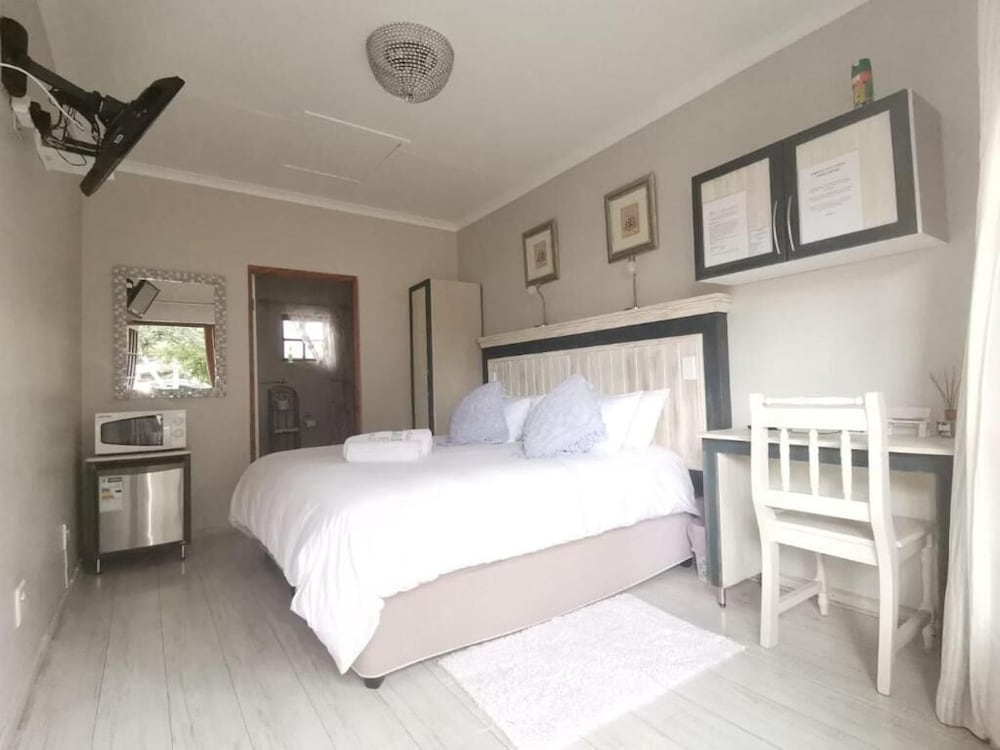 Rene's Guesthouse 8/45