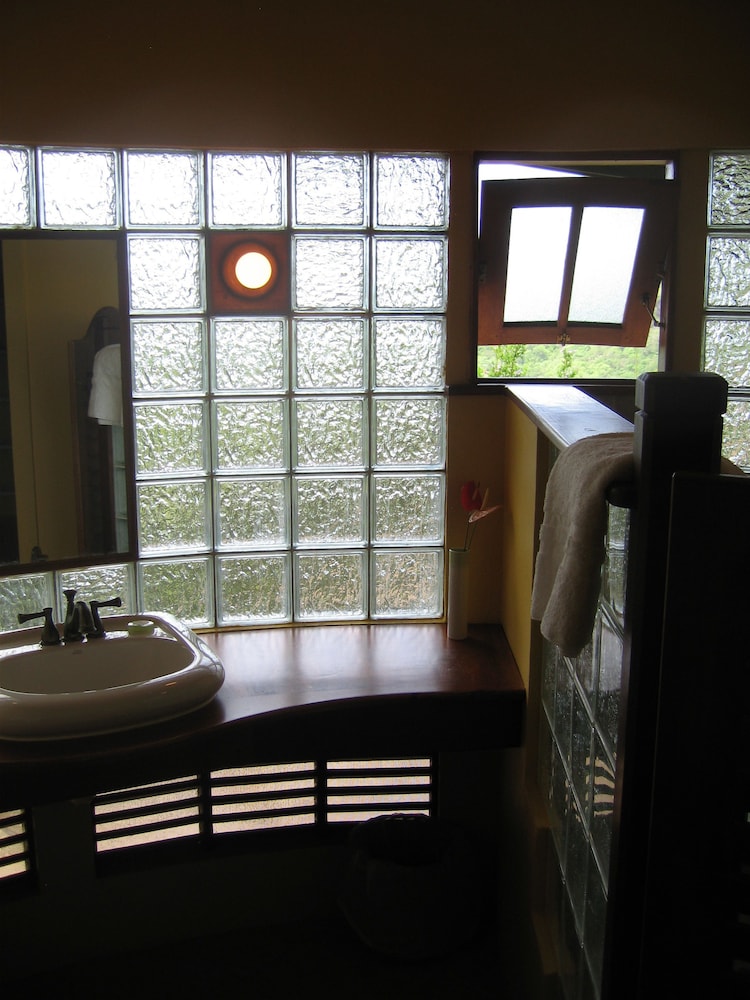 SPRING HOUSE BEQUIA 23/50