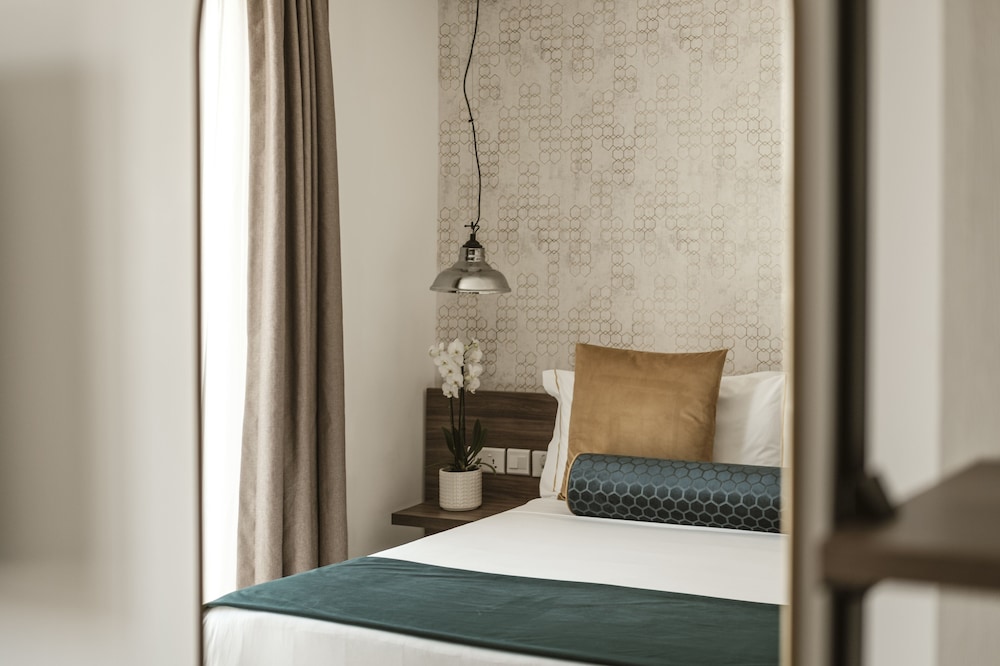DELUXE, DOUBLE OR TWIN BED