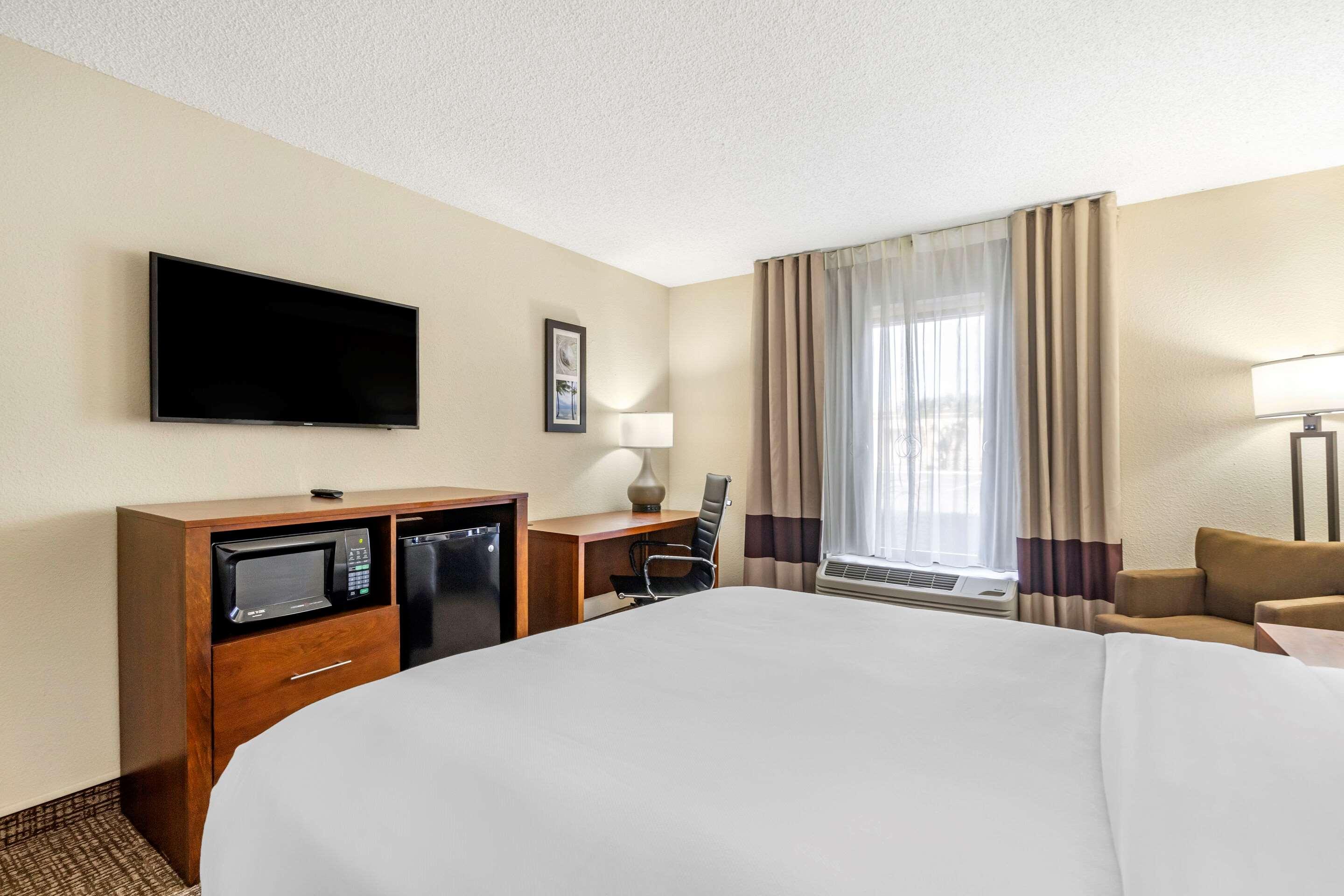 ROOM, QUEEN BED