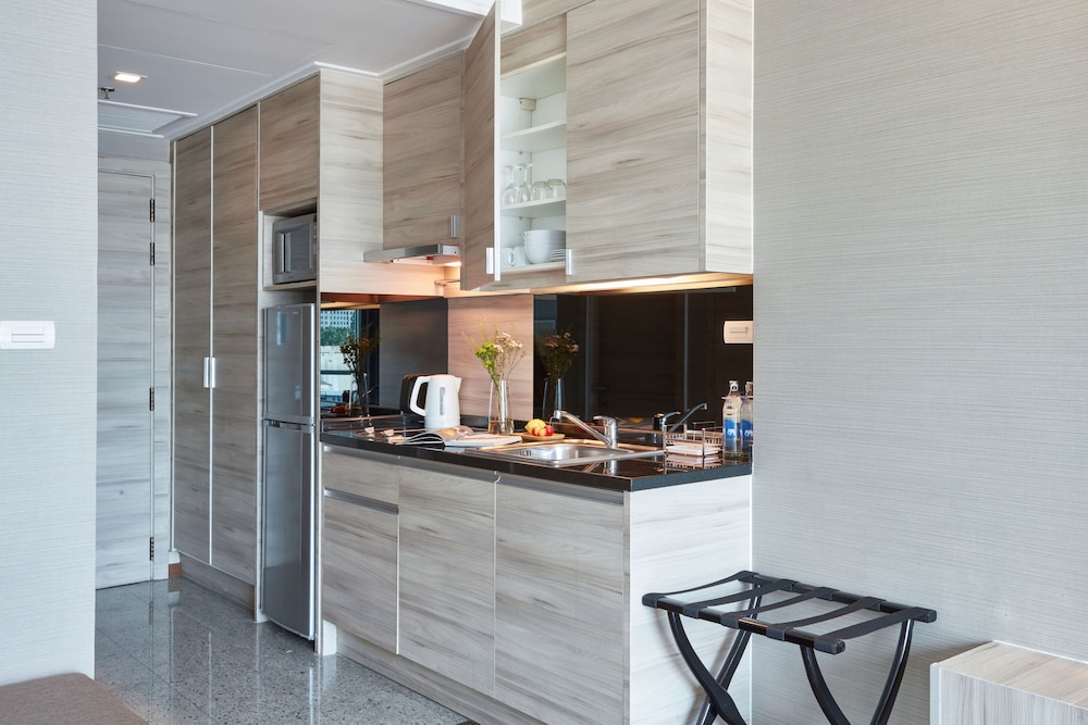 Adelphi Suites Bangkok 11/69