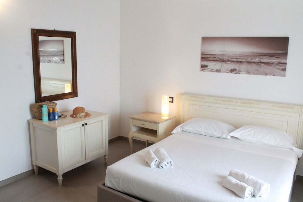 2 BEDROOMS, JUNIOR, APARTMENT