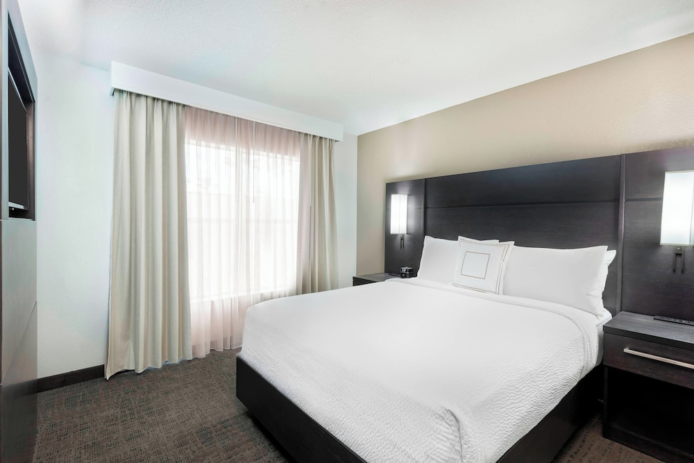 STUDIO, QUEEN BED