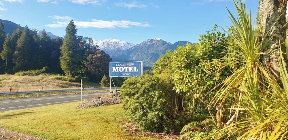 Glacier View Motel 62/68