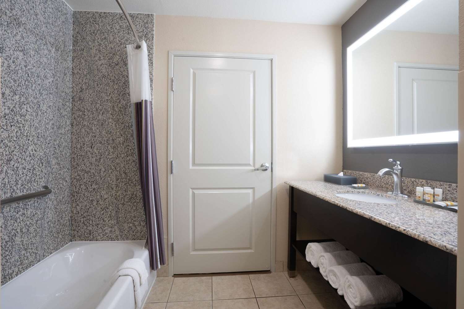 La Quinta Inn & Suites by Wyndham Houston Energy Corridor 59/61