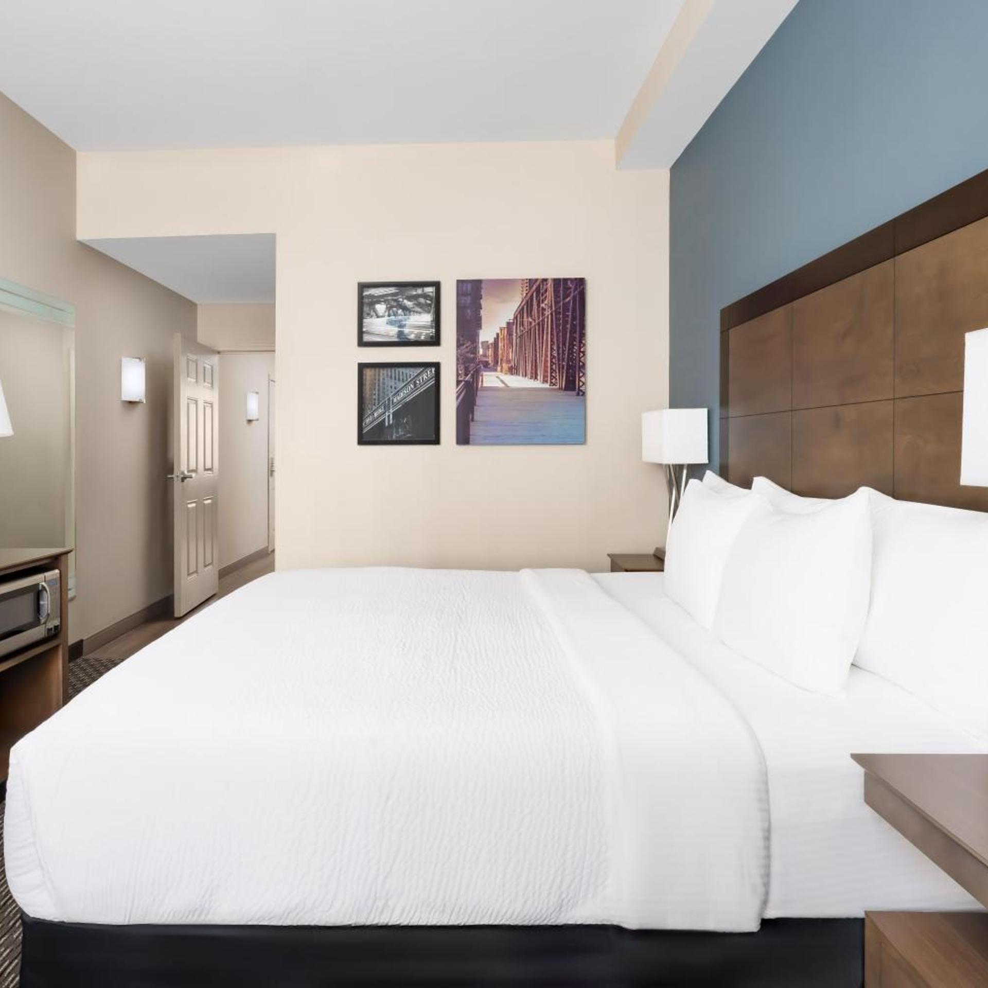 Conference, Suite, King Bed, City View