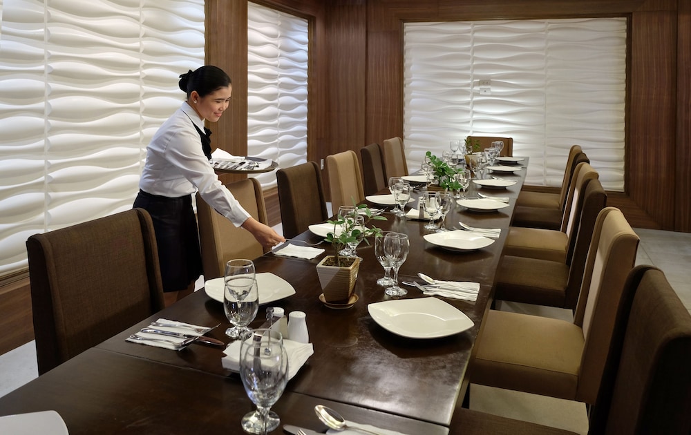 Golden Prince Hotel And Suites 34/50