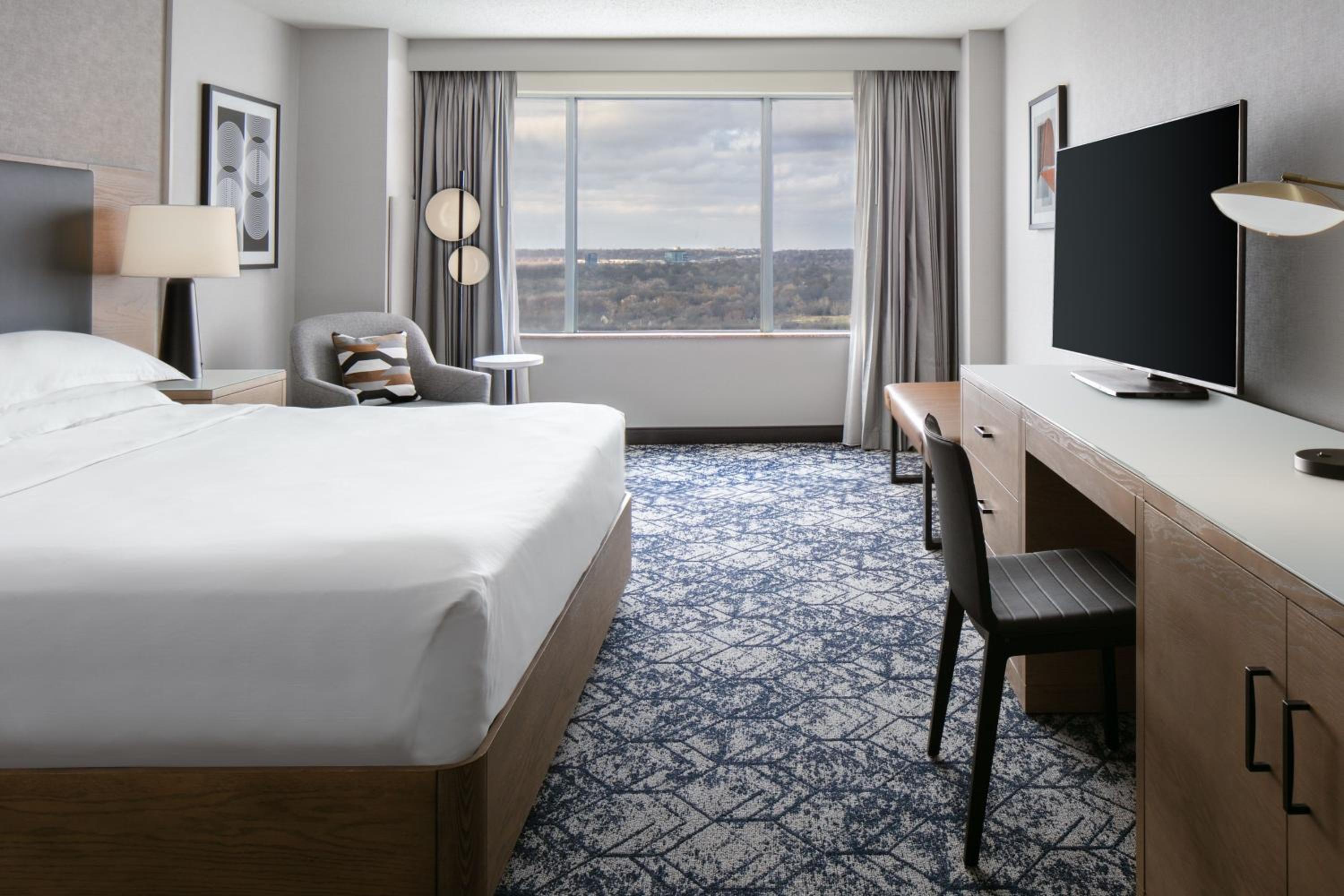 Guest Room, King Bed, Club Floor, High Floor، SHERATON OVERLAND PARK HOTEL AT THE CONVENTION CENTER 3/7