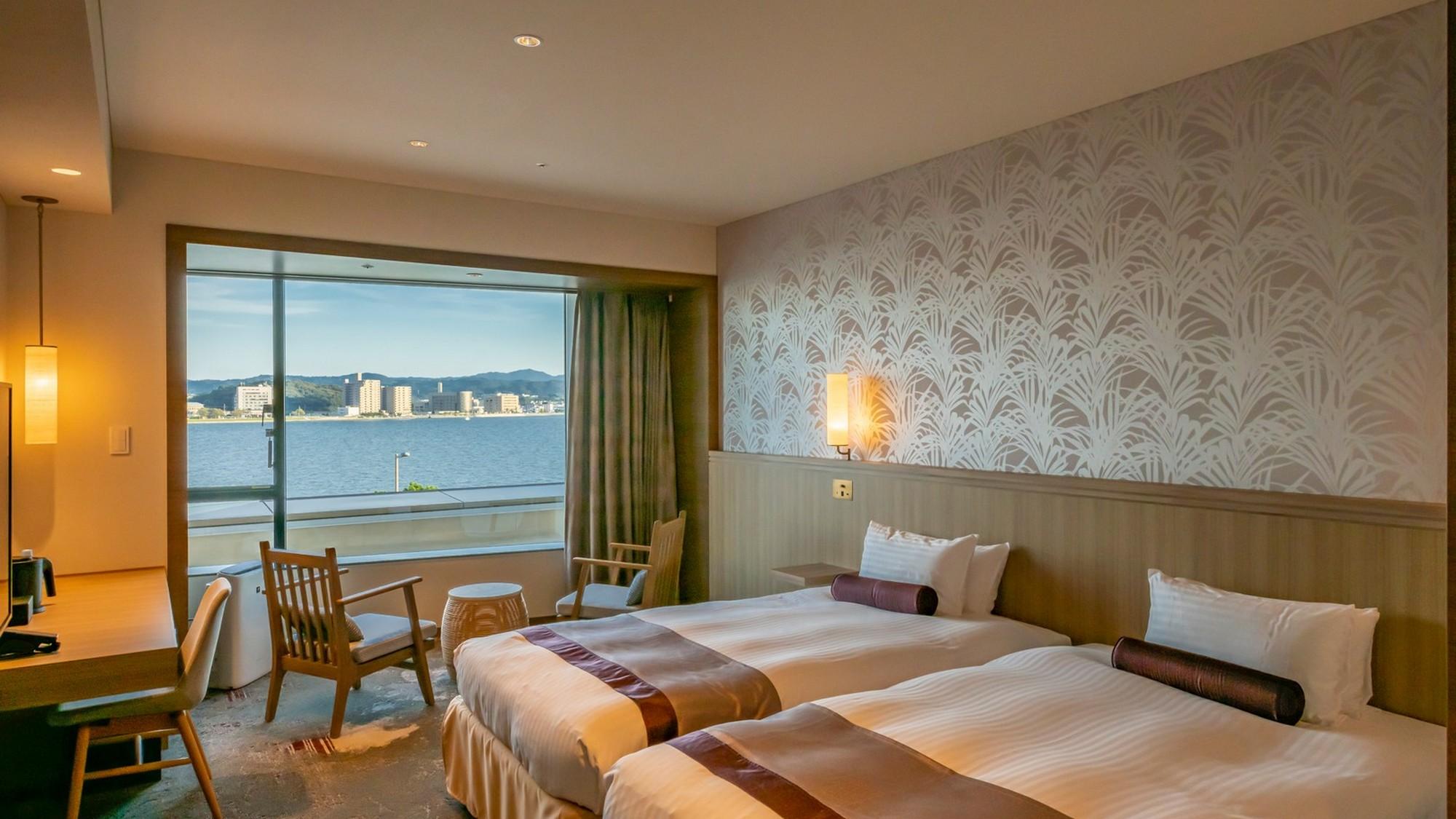 Room, Twin Beds, Side Lake View