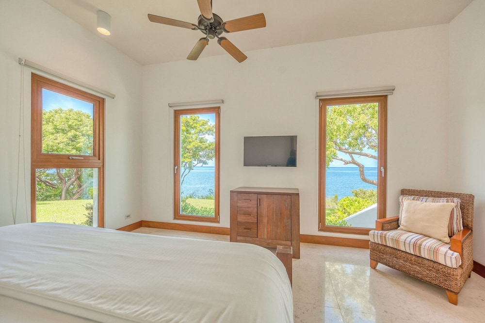 4 BEDROOMS, VILLA, BEACH FRONT