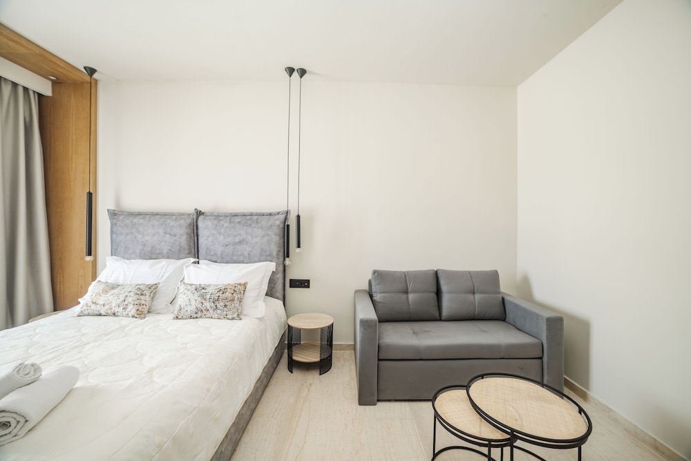 Executive, Queen Bed, Pool View, Sofa, Nikon Boutique Hotel 4/9