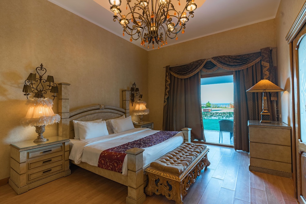 ROYAL, SUITE