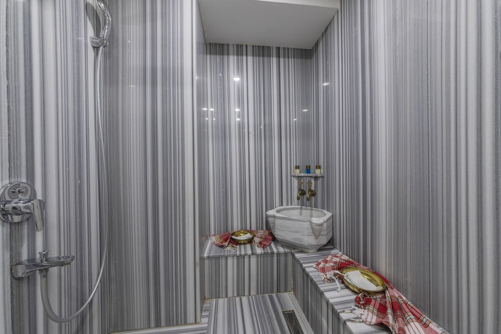 Ayramin Deluxe Hotel 74/78
