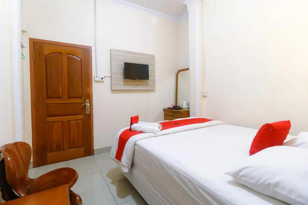 RedDoorz Plus near WTC Batanghari Mall 14/27