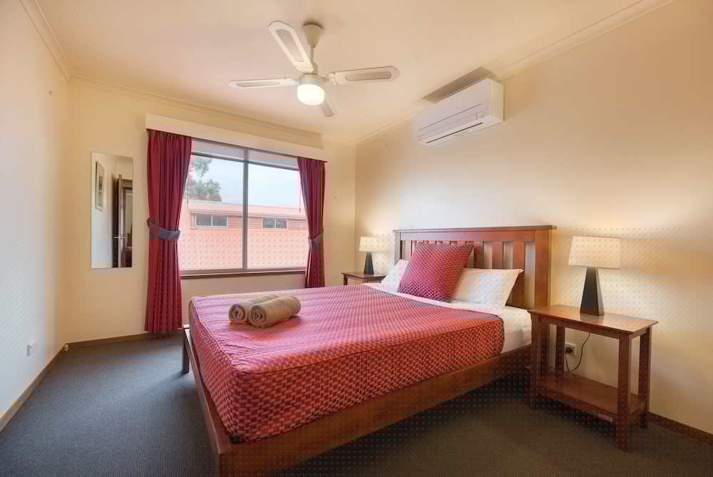 Aat 28 Goldsmith Motel 22/37