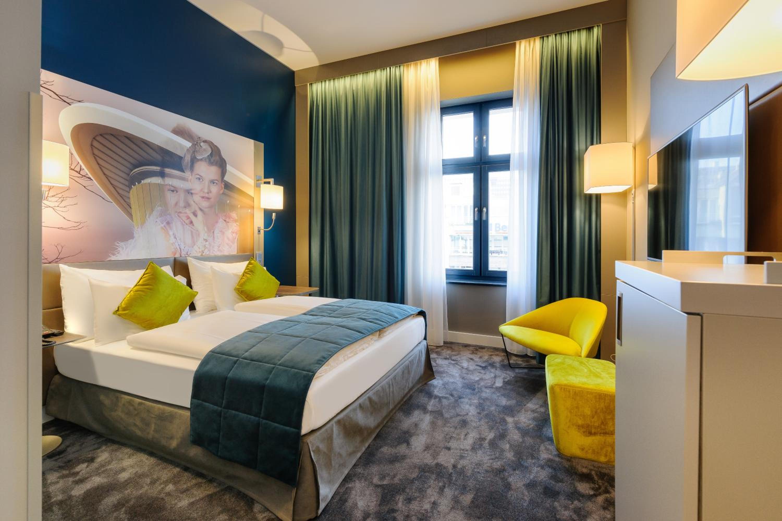 Superior, Queen Bed, City Side