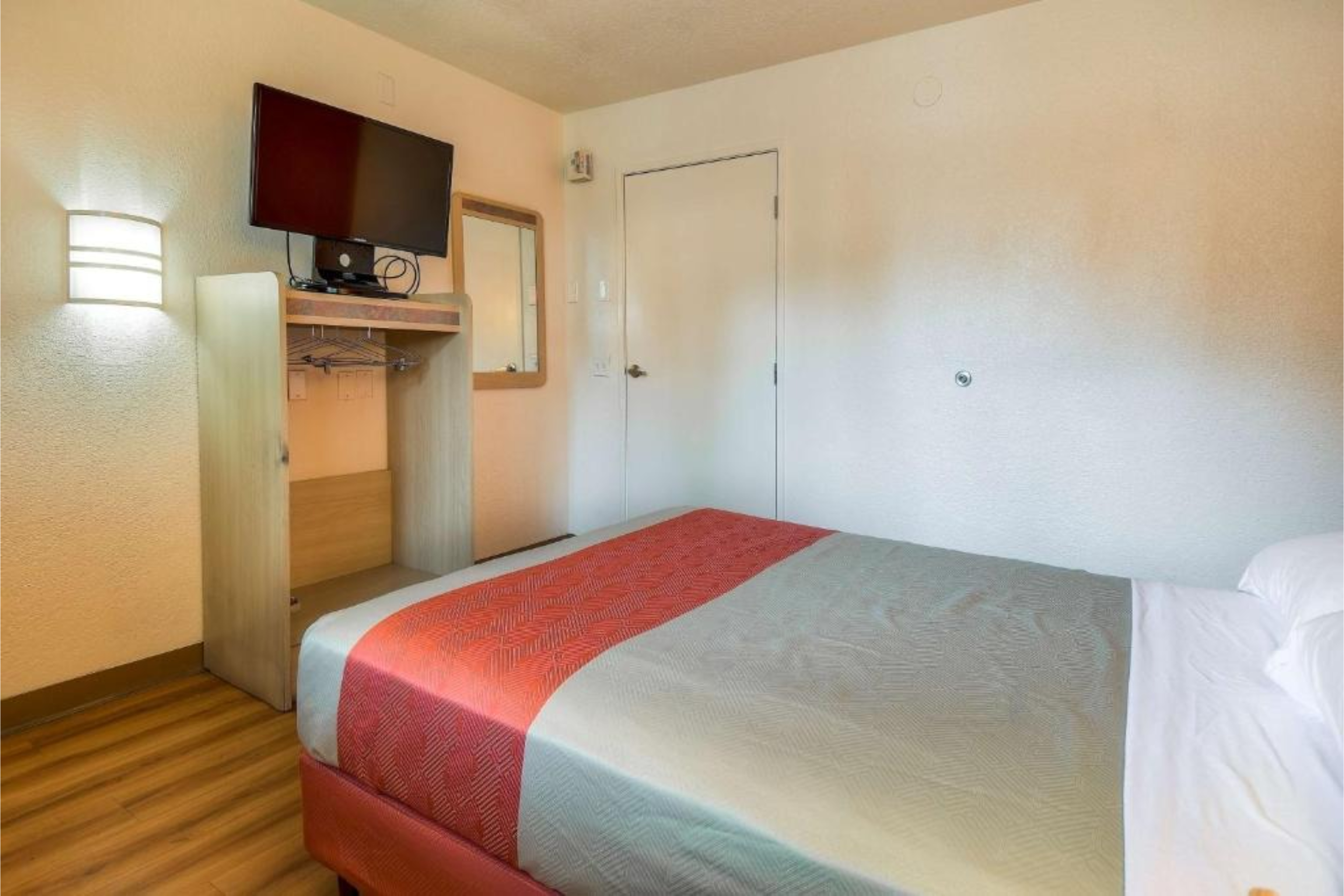 1 Full Bed - ADA/Ri Shower