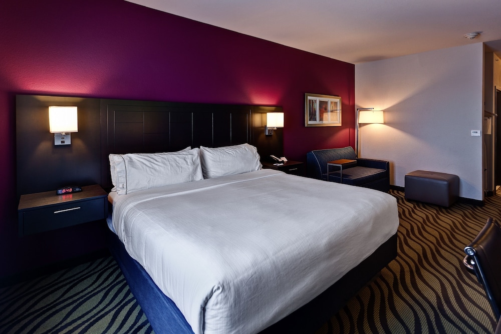 Holiday Inn Express Hutchinson 16/47