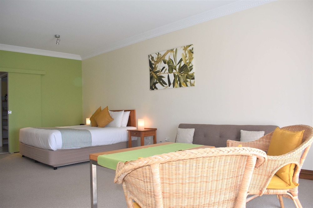 The Henry Parkes Tenterfield Ex Best Western 24/46
