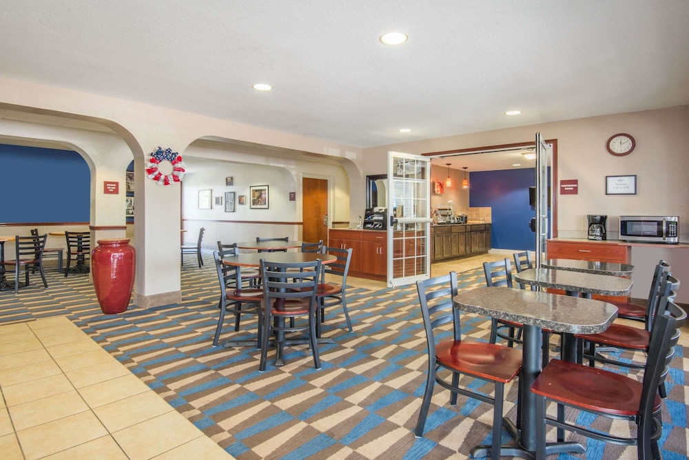 Microtel Inn & Suites by Wyndham Miami 18/24